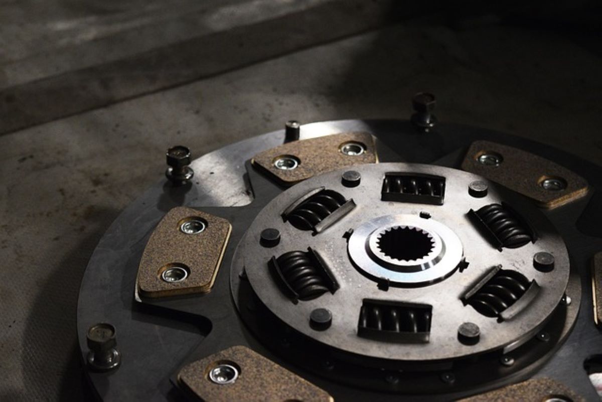 how a car clutch works