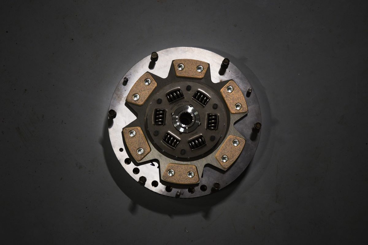 how a car clutch works